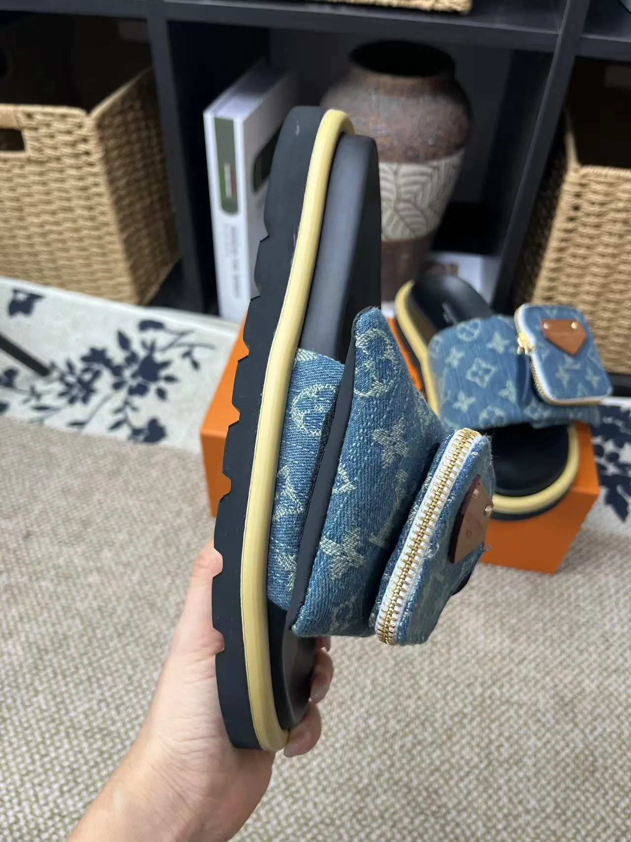 P380 yuan LV Louis Vuitton Full of high-end feel! A popular model among bloggers at home and abroad, it’s retro and fashionable, and looks stunning on your feet! Mainly recommended model on the official website★ ━━━━━ ЅᏇєєt ━━━━━ ▪️Upper: original calfskin ➕5D printing process ▪️Inner: imported mixed sheepskin ▪️Outsole: original molded foam outsole ▪️Size: Female 35-40 Men's 39-44 (women's 41 men's 45)